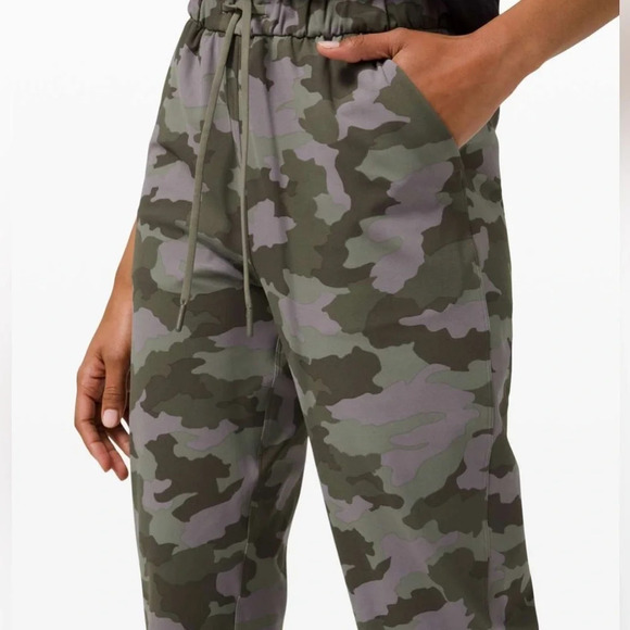 Lululemon sz 4 Keep Moving Pants camo dusky lavender great pre owned condition - Picture 1 of 7